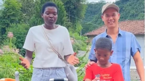 吴建云抛妻携儿回国后，小甜欲将rose娘家接回国，疑为直播带货策划