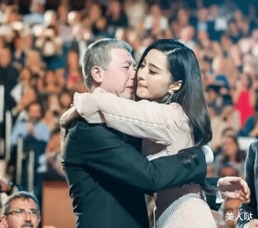 范冰冰冯小刚合体照罕见流出,穿蕾丝裙贴身亲密合影,冯小刚一脸得意很享受