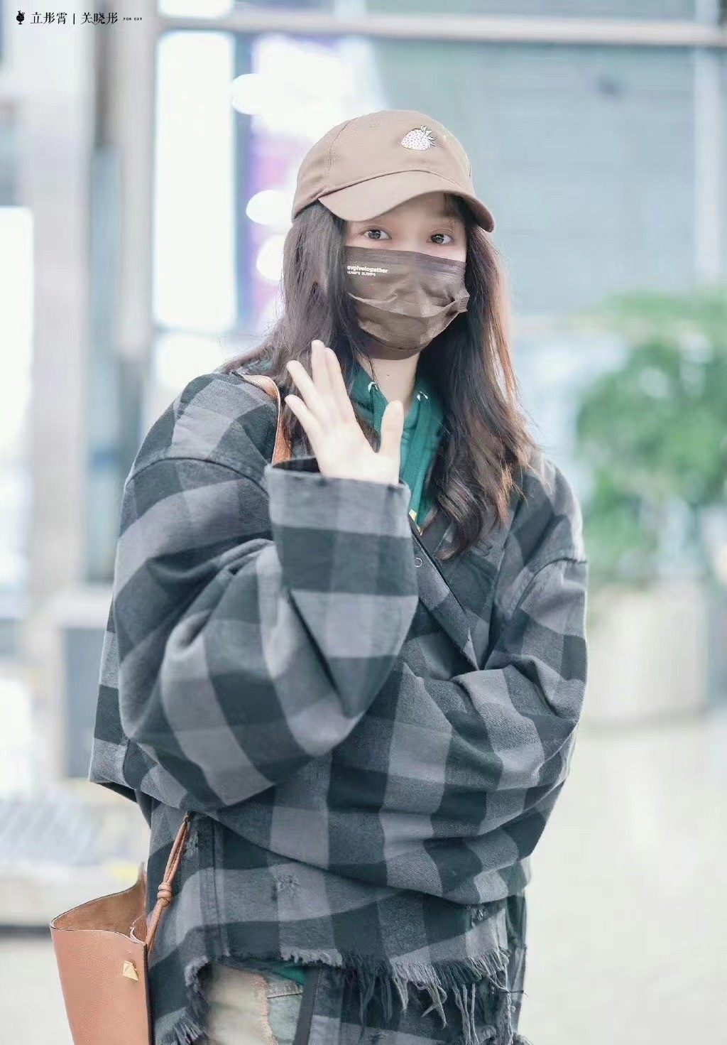 杨幂|大半个娱乐圈的明星齐聚上海!杨幂一身潮装好吸睛,关晓彤更时尚