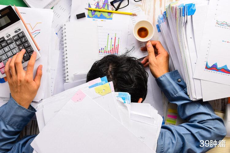 医生|越来越多人突然猝死，医生忠告：猝死之前，身体会发出3个信号