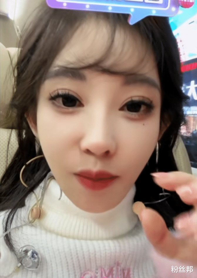 冯提莫哭被提示卖惨违规?接连直播网络卡顿,情绪崩溃怒摔手机