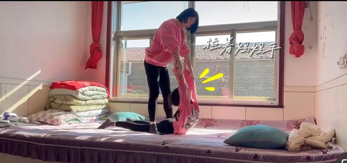 左小青|左小青农村过节!素颜躺炕上嗑瓜子接地气,女儿颜值瞩目长腿吸睛