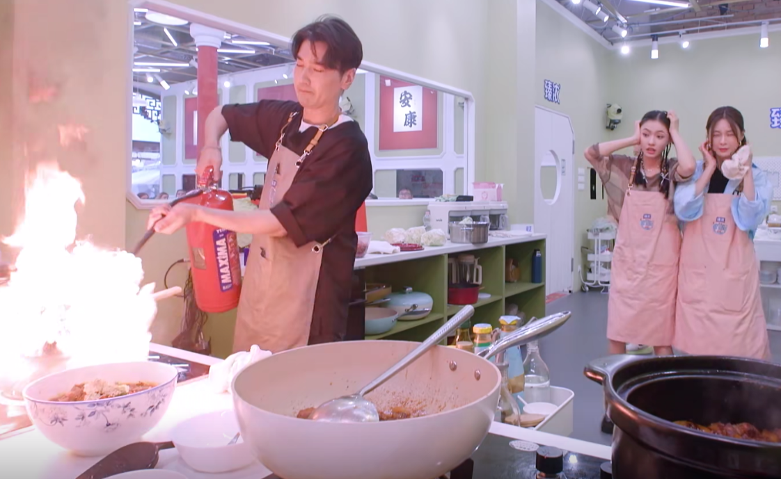 都在说赵又廷的灭火方式错了，却没人看到他所提供的情绪价值