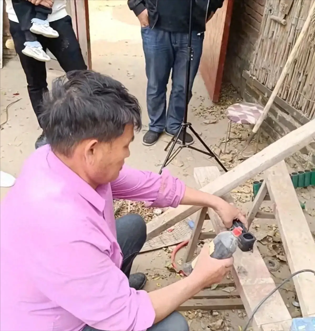 大衣哥是狠人！大门上安滚钉板，围墙上种仙人掌，粉丝们要小心