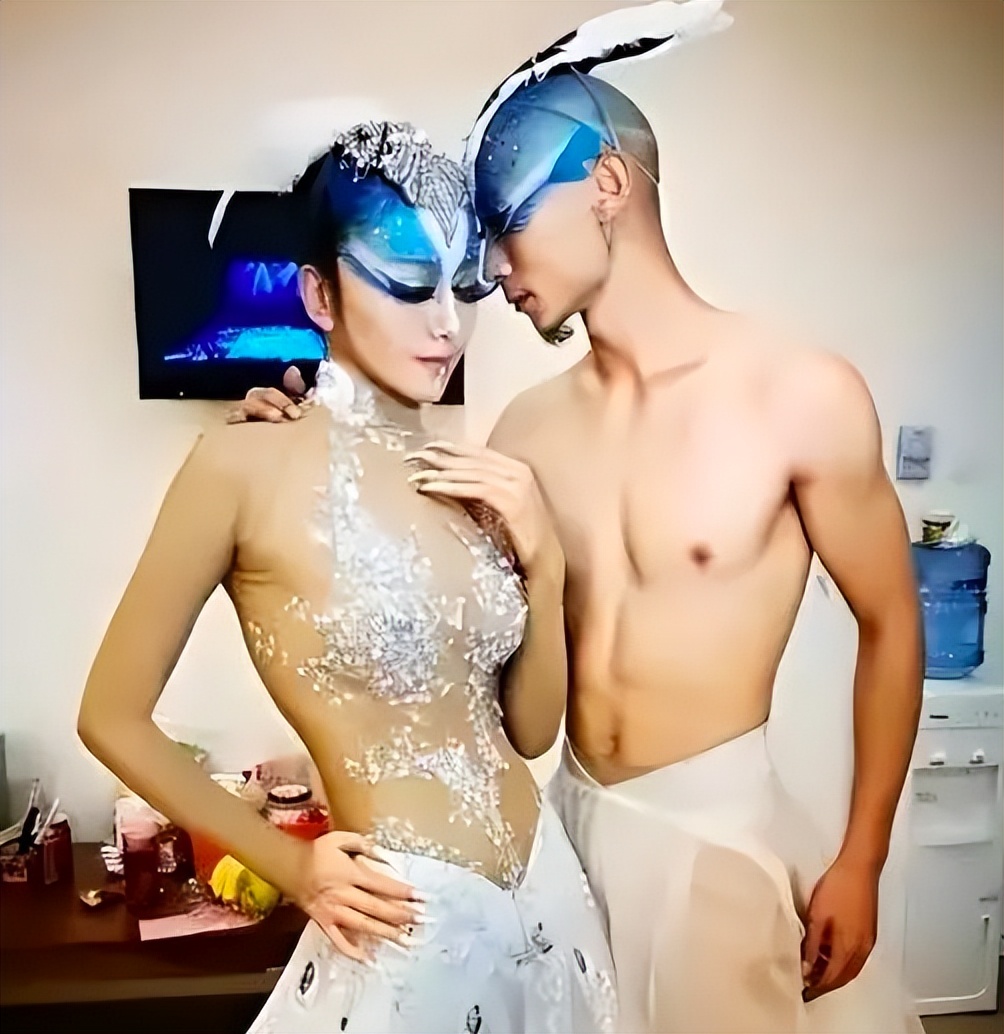 杨丽萍舞伴传来噩耗,王迪因抑郁症从39楼跳下,生命定格于44岁