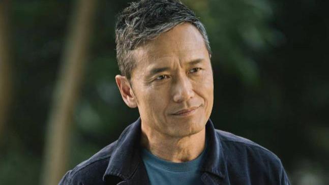 港星苗侨伟租游艇度假，女儿颜值身材超吸睛，妻子打扮朴素似渔民