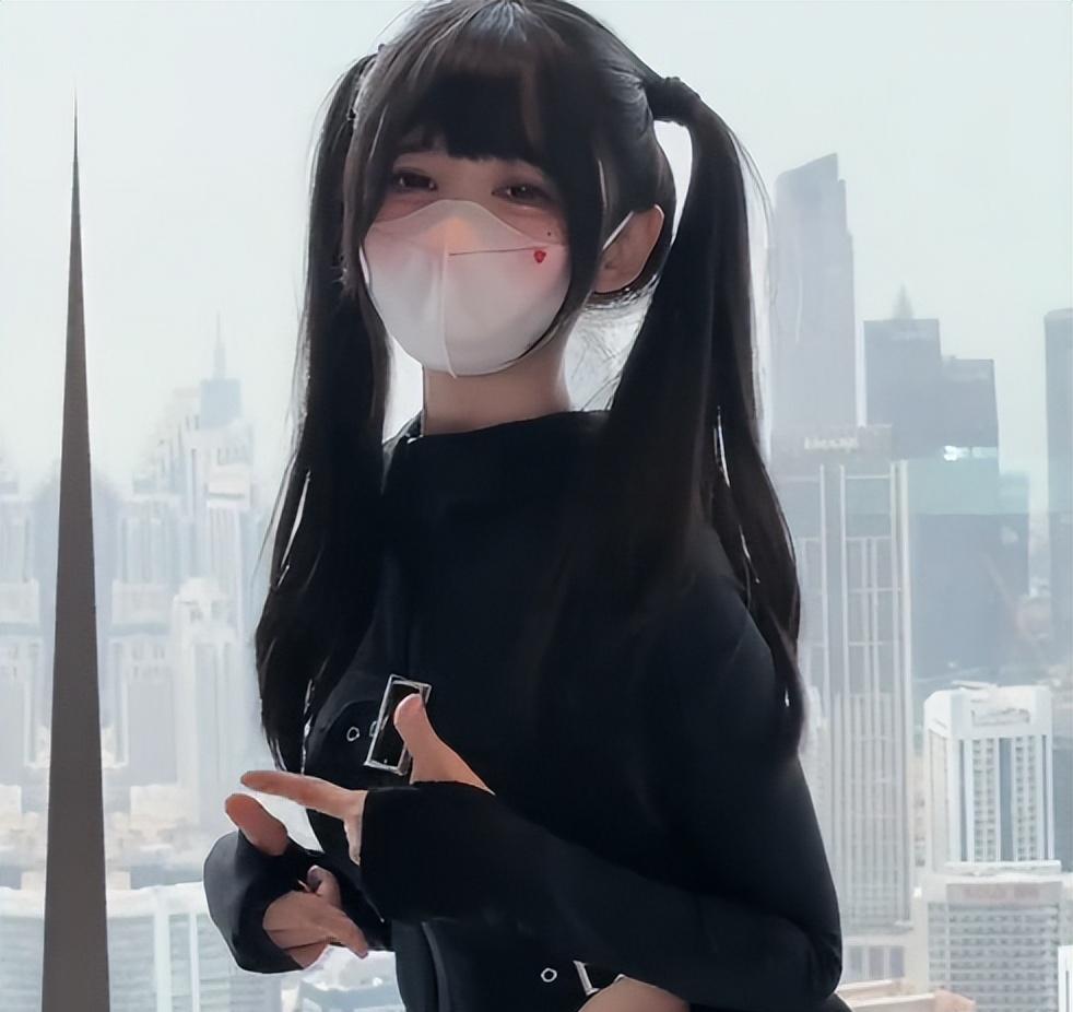 蔡萝莉|蔡萝莉被批擦边成瘾,多次将粉色“安全裤”外穿,网友:入味了