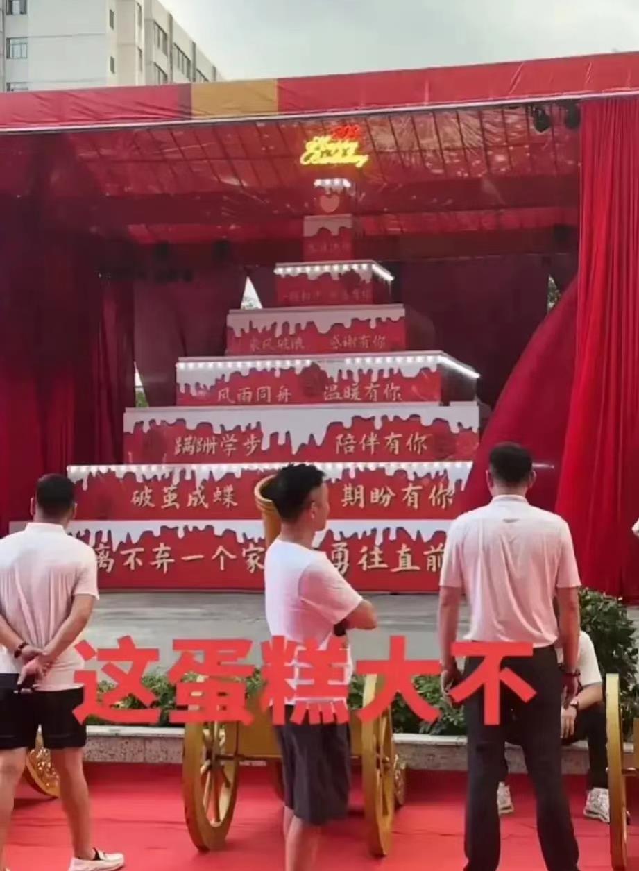 “三视影后”马苏沦为网红陪衬,现场极度尴尬,网友:是有多缺钱