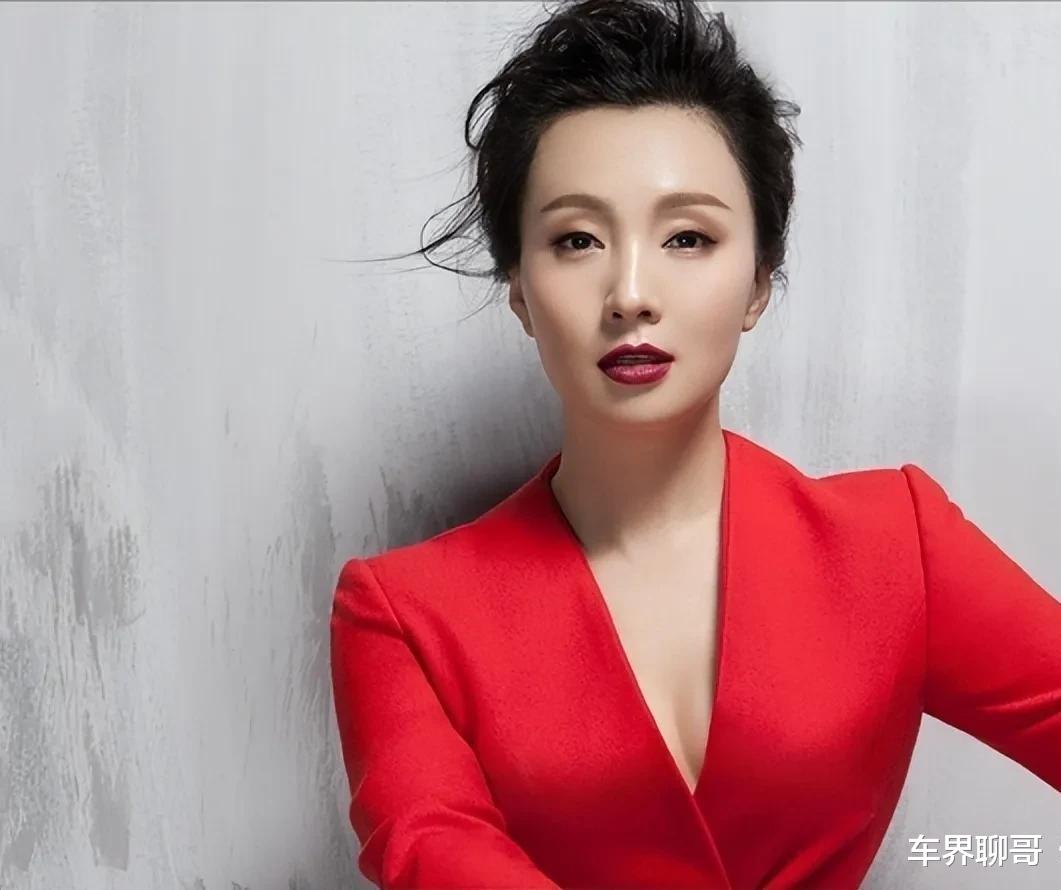 徐峥|51岁徐峥胖到认不出!穿美国国旗服装逛上海,衣品前卫又不失时尚