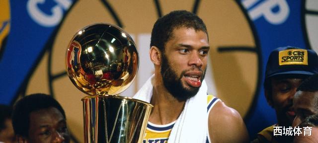 贾巴尔|15次在最佳阵容中脱颖而出是一件多么困难的事情？历史上只有四人做了这件事，乔丹魔术师也很可惜被淘汰