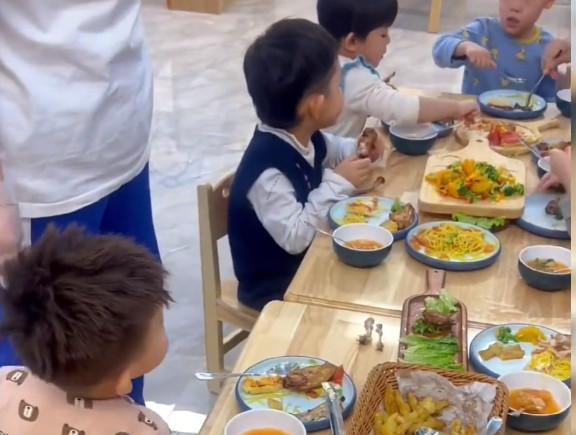 鲍鱼|国内幼儿园伙食天花板，午餐帝王蟹烤羊排鲍鱼宴，学费低到离谱