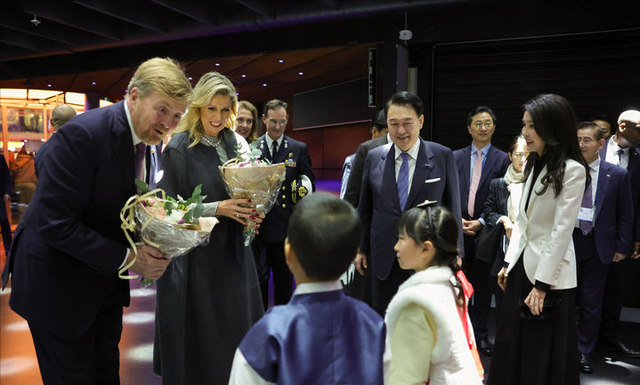 韩国第一夫人美到“郁金香之国” !4天7套look 却不及荷兰王后贵气