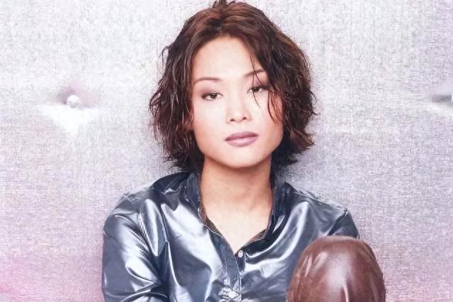 她与王菲齐名并称天后,却被俩渣男折磨成精神病,今49岁无人识