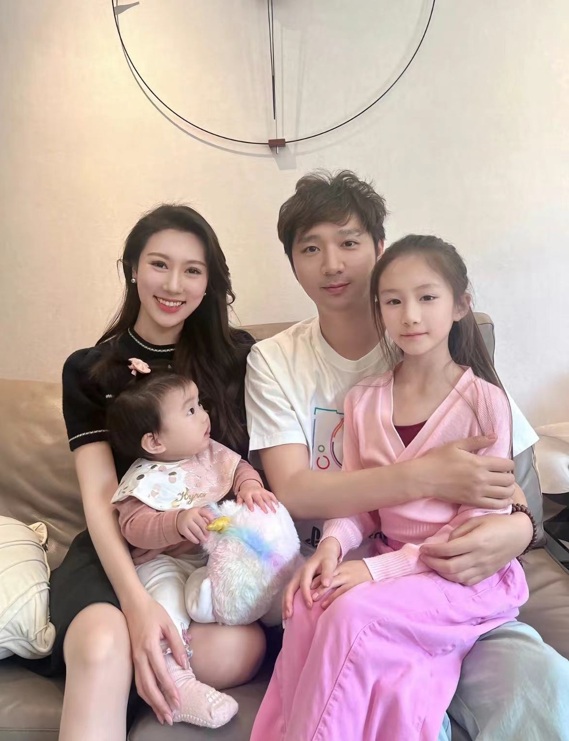 陈佩斯|陈佩斯儿子晒家庭聚会照，4孩共用一张脸都高颜值，大女儿似仙女