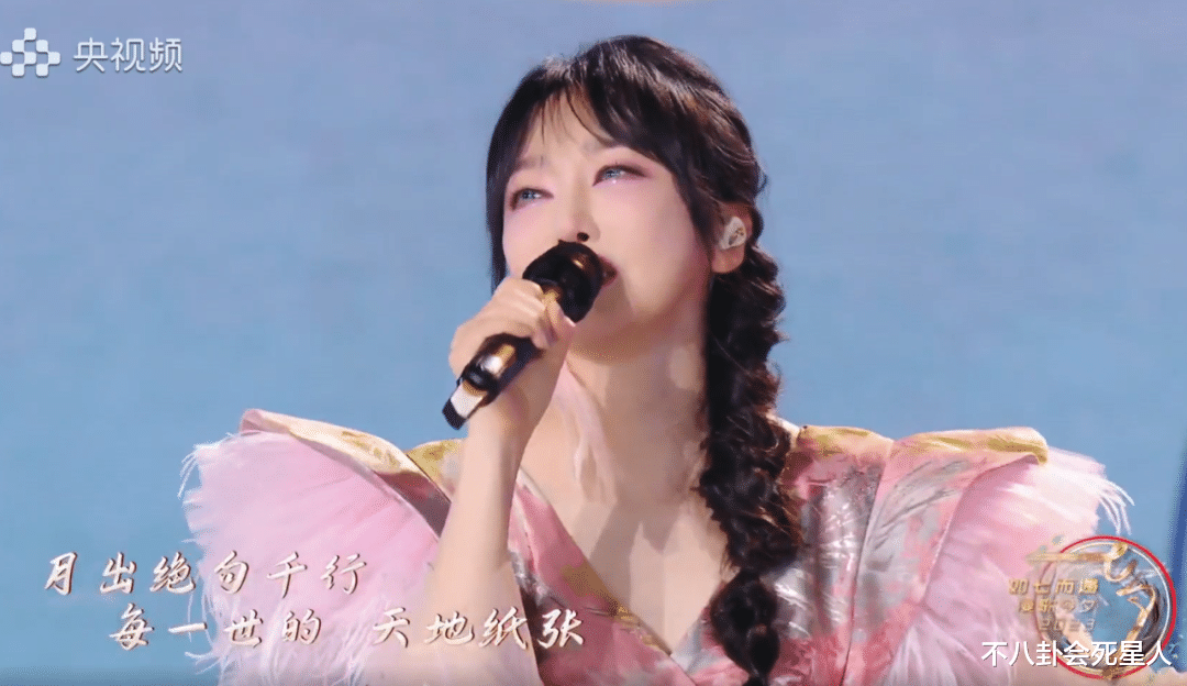 七夕晚会：毛晓彤甜美，郁可唯长腿吸睛，萨顶顶脸僵鼻缩认不出