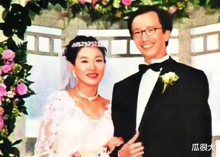 伏明霞参加阔太聚会只能坐角落，梁锦松豪门资历浅，上流圈有鄙视链