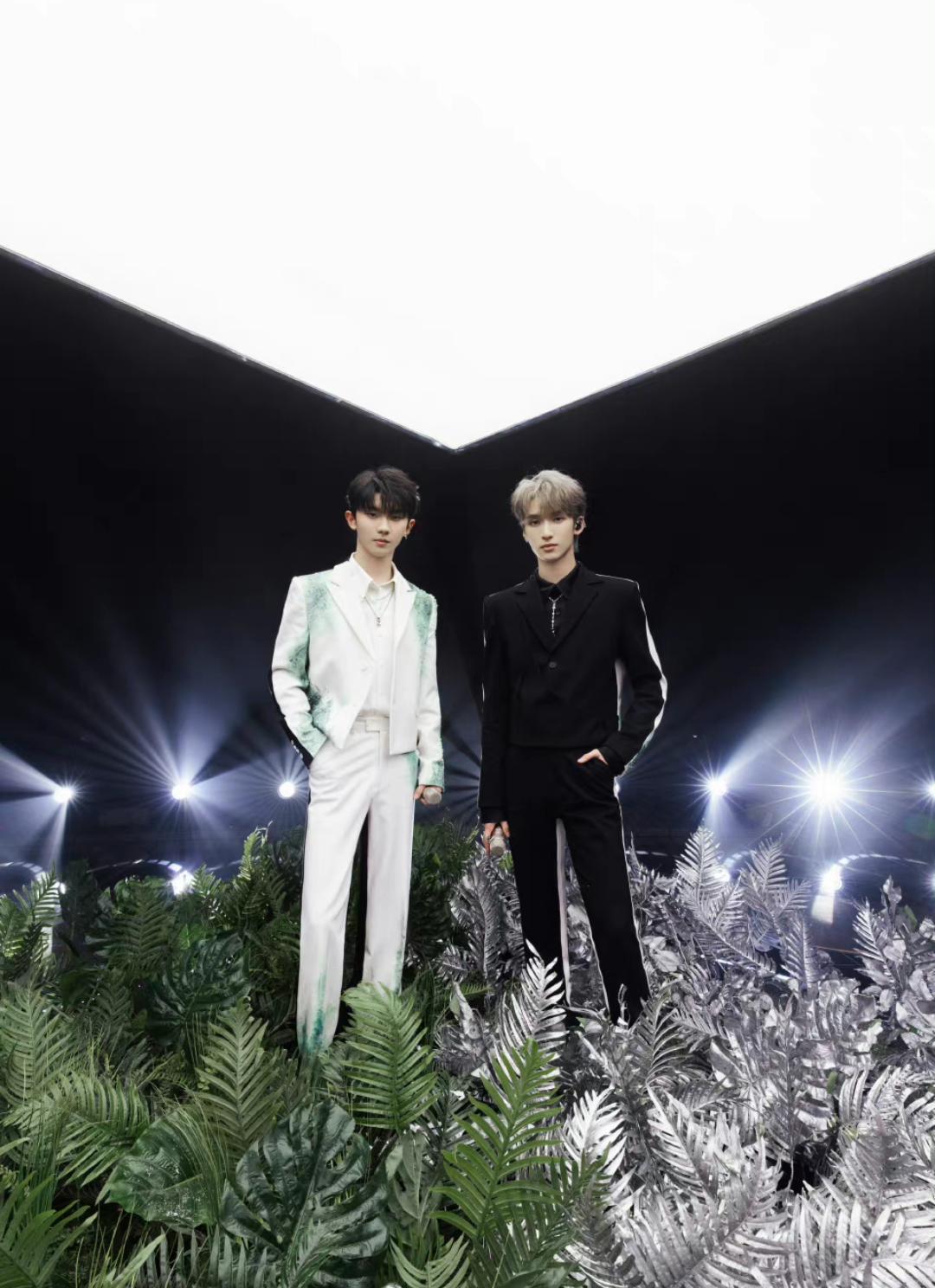 宋亚轩|宋亚轩新歌舞台,跟刘耀文穿“情侣装”?并且还是婚服?