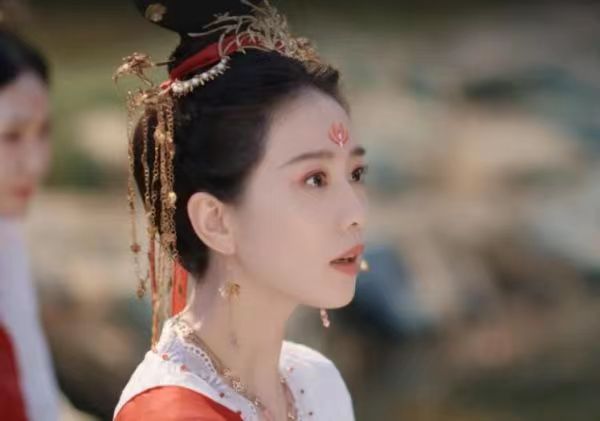 《一念关山》首播收视爆表,刘诗诗演技受争议,频繁用替身露馅,假吃端着板脸装