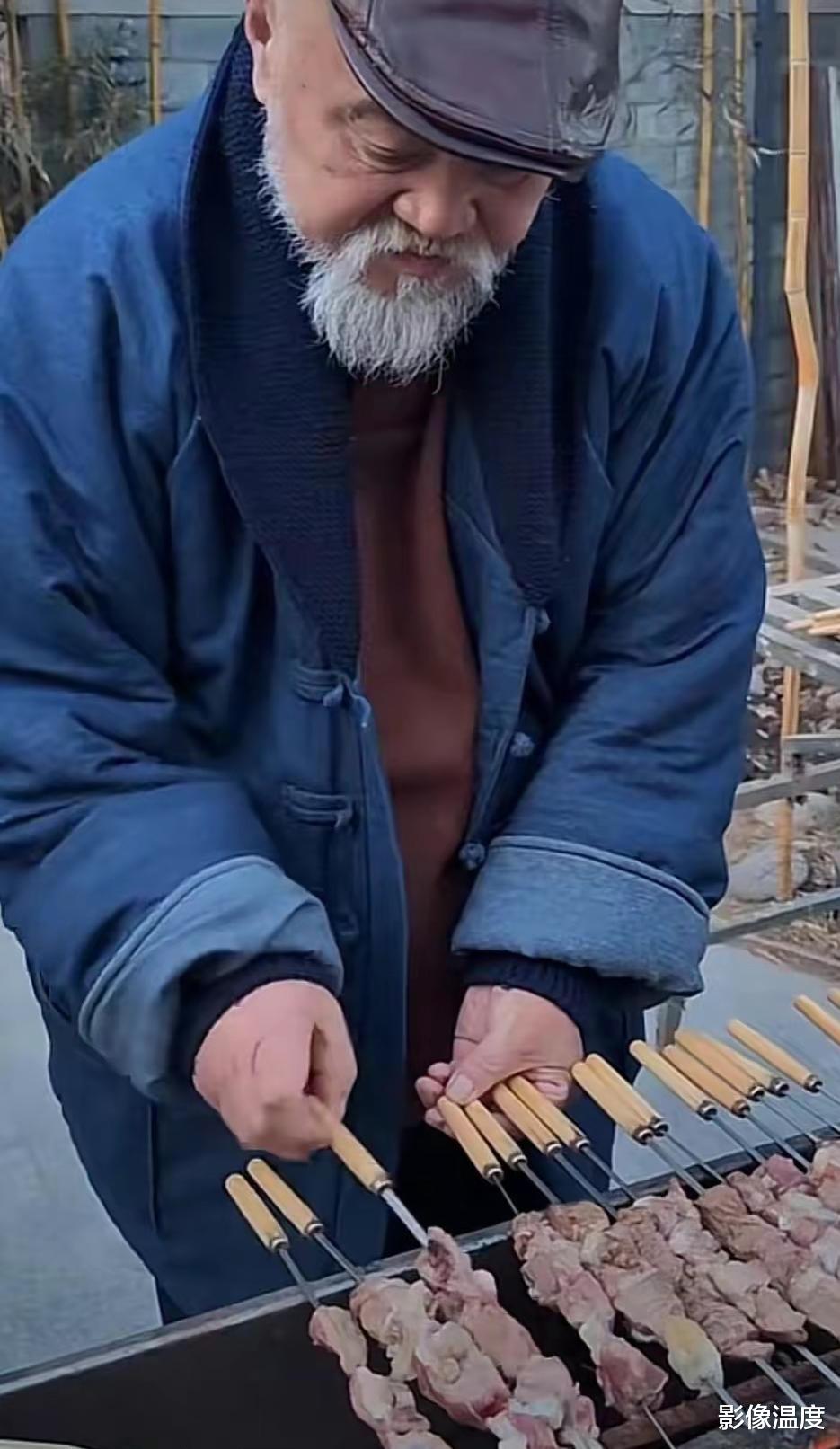 李琦|68岁演员李琦：胡子全白摆摊卖烤串，一串卖50元，评论区一片骂声