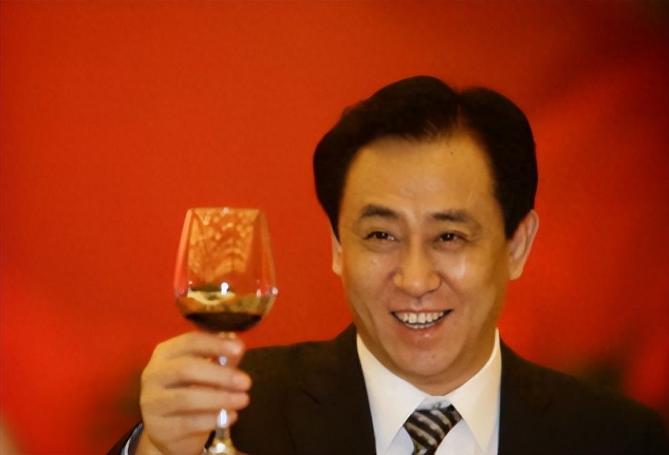 “恒大舞王”白珊珊，许家印眼中的貂蝉，却被曹德旺一句话戳穿