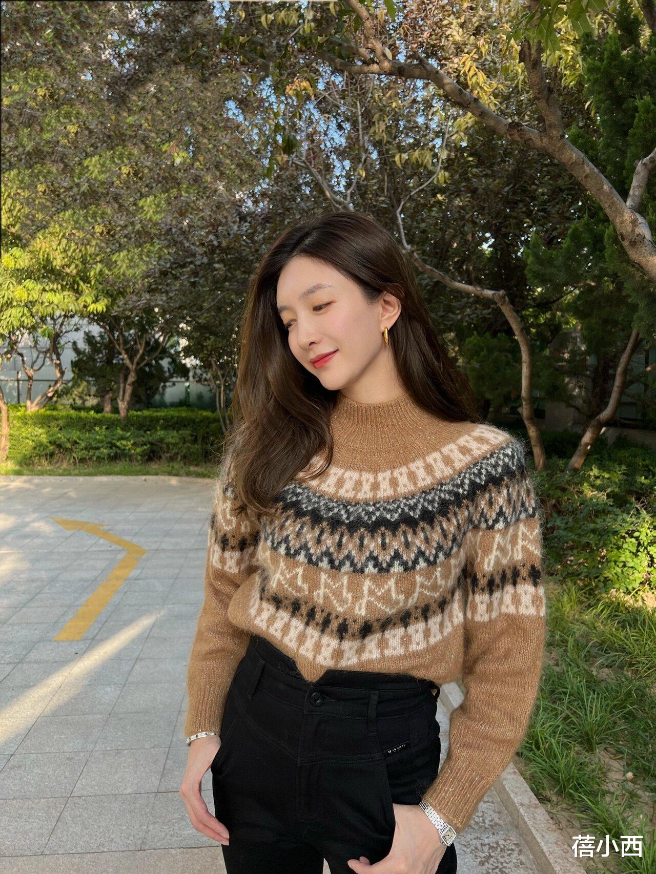 168“江疏影”又带火了极简穿搭:花毛衣+小黑裤,时髦高级又洋气