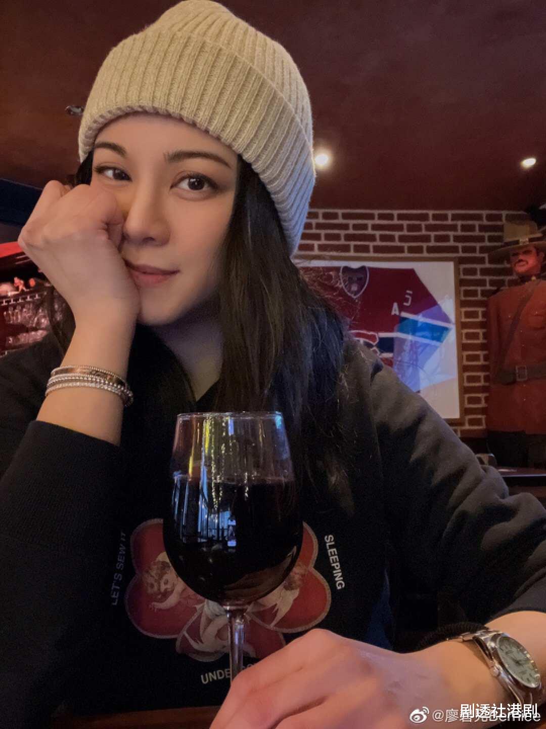 TVB前花旦近况曝光!晒地铁自拍照状态佳,国外进修每年花两百万