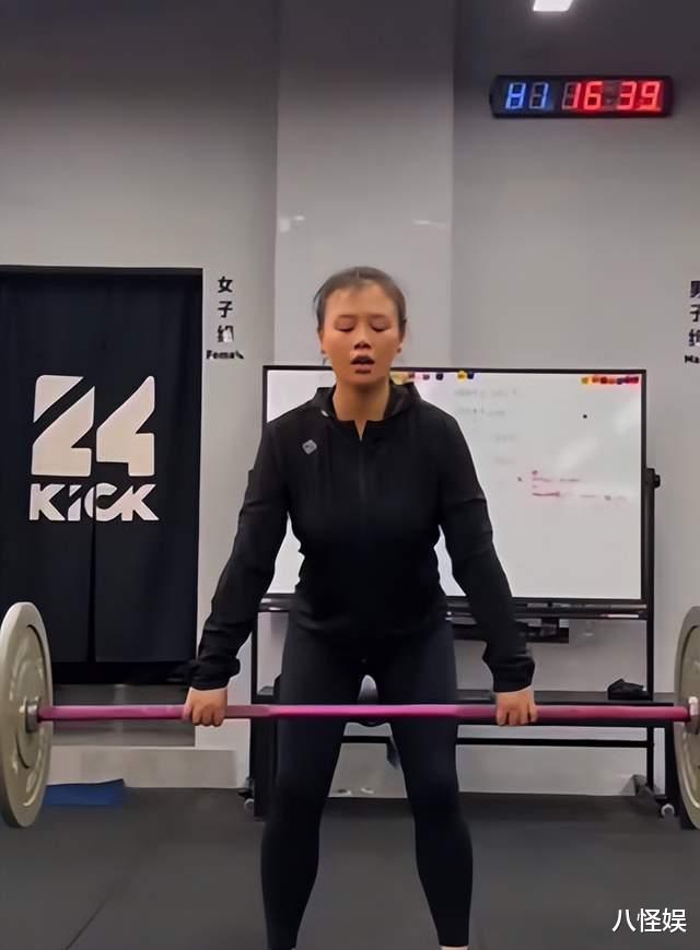 马思纯香港被偶遇，瘦下来素颜比精修还美，笑容舒展明艳动人