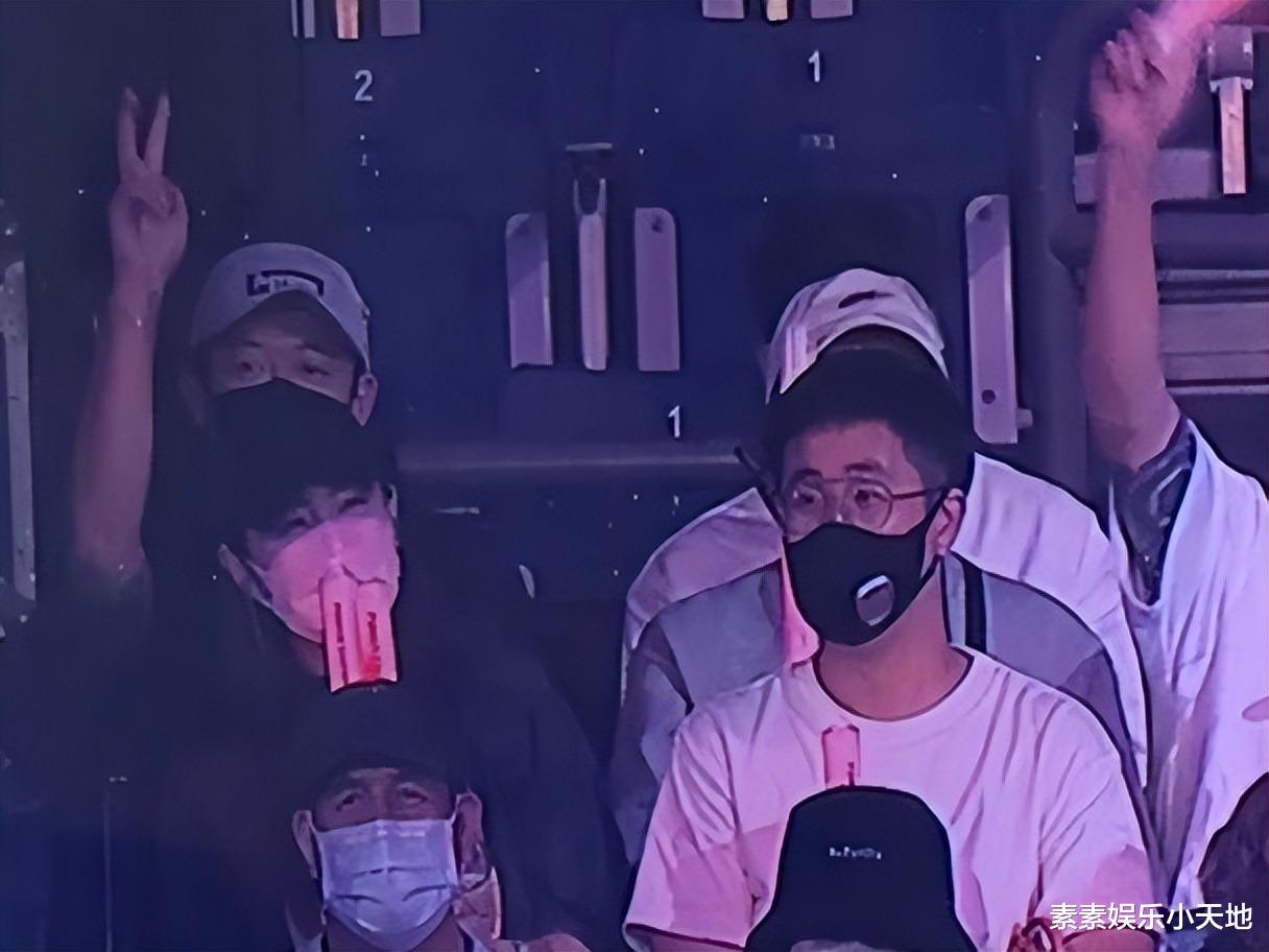 Selina|Selina官宣怀孕！公开宝宝小名，一个月前和男友全家共同出游