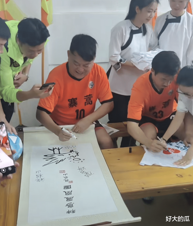 李子雄陈百祥赶赴贵州!西瓜咬一口还回去引争议,神鸟凤凰再现