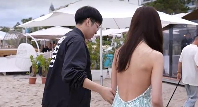 |刘昊然和周冬雨戛纳同框,工作人员急忙拉走,女方扯衣服有点不雅