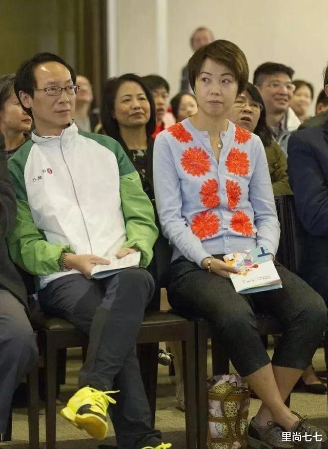 发型|张怡宁香港被偶遇，穿百元卫衣皱巴巴，发型依旧没变样太接地气