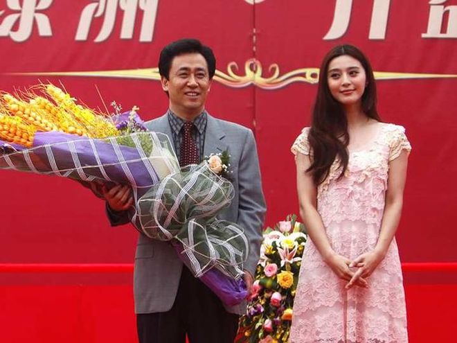 许家印往事传闻：到香港和富豪打牌，冰冰蹲桌下忙碌