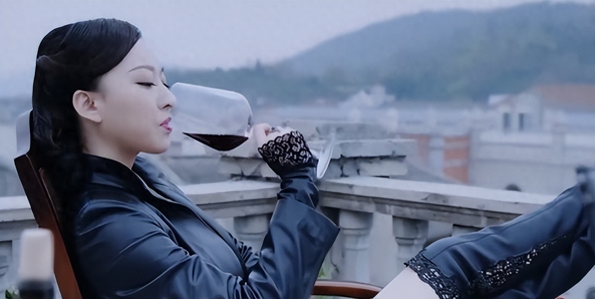 这些侮辱观众的剧情:红裙美背搞偷袭我忍了,湿旗袍打鬼子忍不了