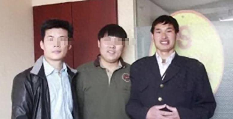 “睡粉”“诈捐”、忘恩负义？众叛亲离的“大衣哥”真的错得离谱