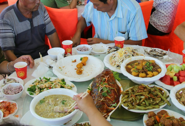 蚊子|江西两父子去四川参加酒席，随礼300块，可菜上满后尴尬不已