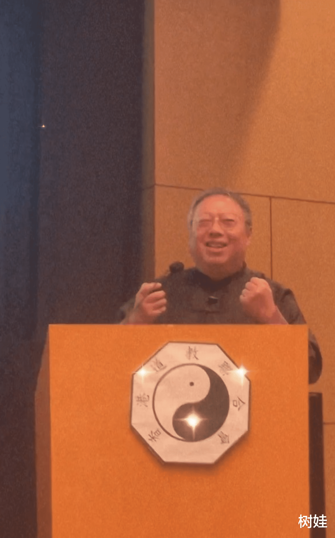 胡慧中74岁丈夫罕露脸，现身做演讲精神饱满，出狱后生活低调简单