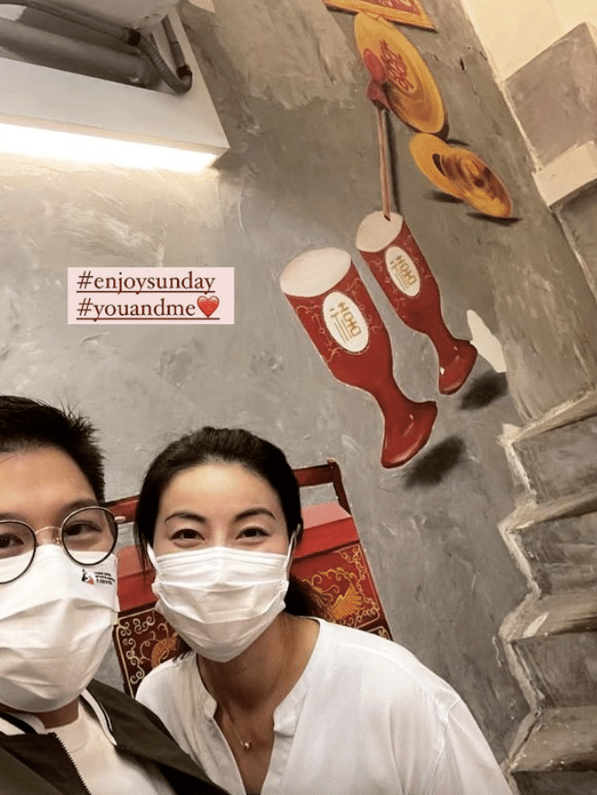 郭晶晶|霍启刚带小女儿看展,头挨着头父女情深,郭晶晶身穿皮衣气质超赞