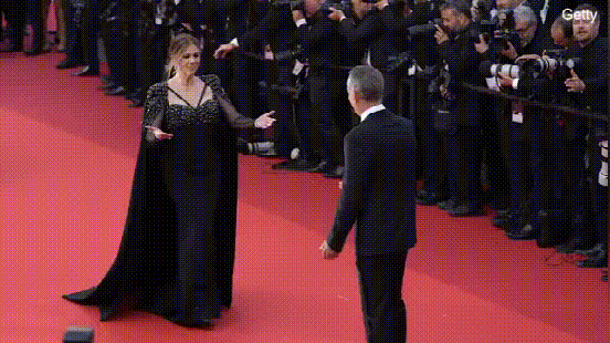 汤姆·汉克斯|汤姆汉克斯夫妇戛纳红毯被赶,二人原地发火回怼,仪态尽失