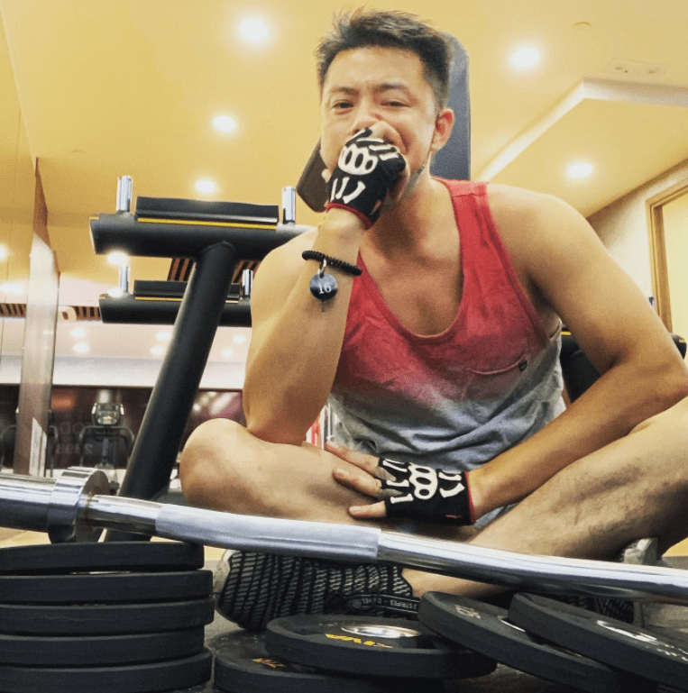 他斯文俊朗选美出身，是TVB小生，离巢跨越中国去内蒙投资，够胆