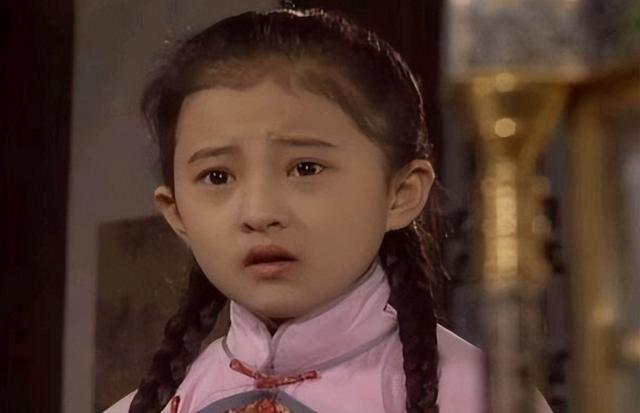 被撒贝宁十几岁就惦记的姑娘,至今不婚不育,机场照片被评像大妈