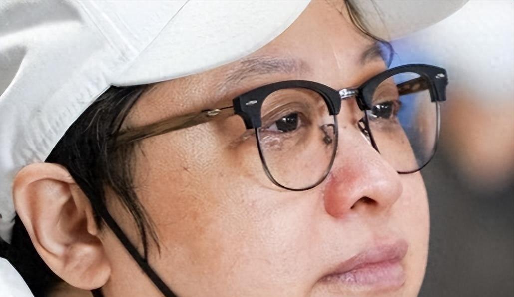 韩红终于现身！身材暴瘦，缺多颗牙齿状态萎靡，劳力士换称廉价手表