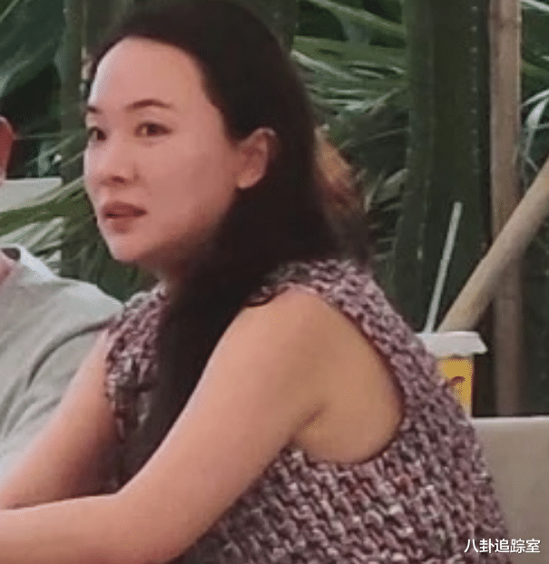 霍思燕现身三亚,胖到150斤身材臃肿似大妈,与杜江被嘲像母子