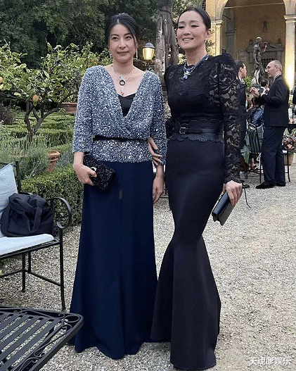 |巩俐与郭晶晶出席意大利晚宴！罕见主动挽手身体斜靠，后者显拘谨