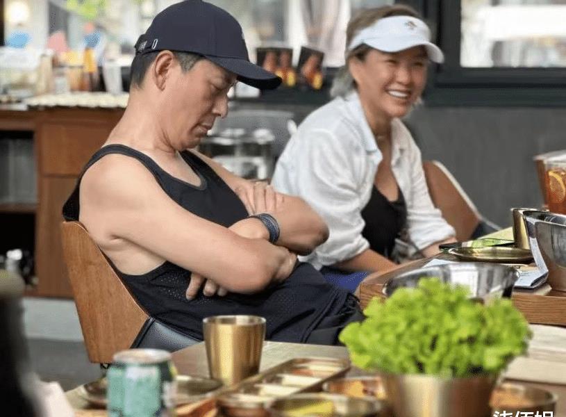 李静晒与戴军合照,瘦好多看着只有一百斤,戴军直打瞌睡状态不佳