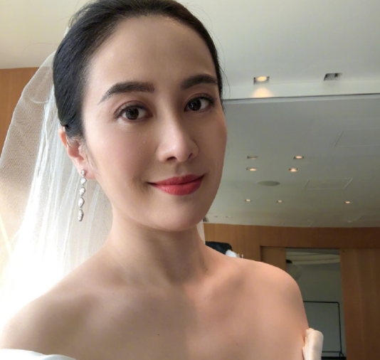 43岁叶璇官宣结婚!婚戒无钻、婚纱寒酸发黄,男方将参加《披哥》