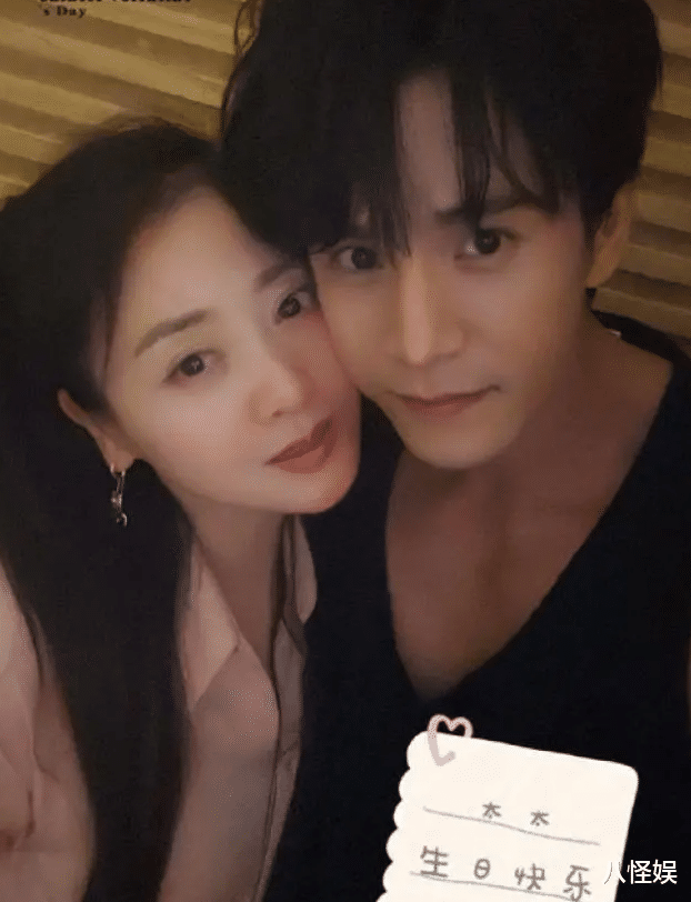 |37岁经超带俩女儿逛公园，穿搭帅气好年轻，与19岁继女同框似情侣