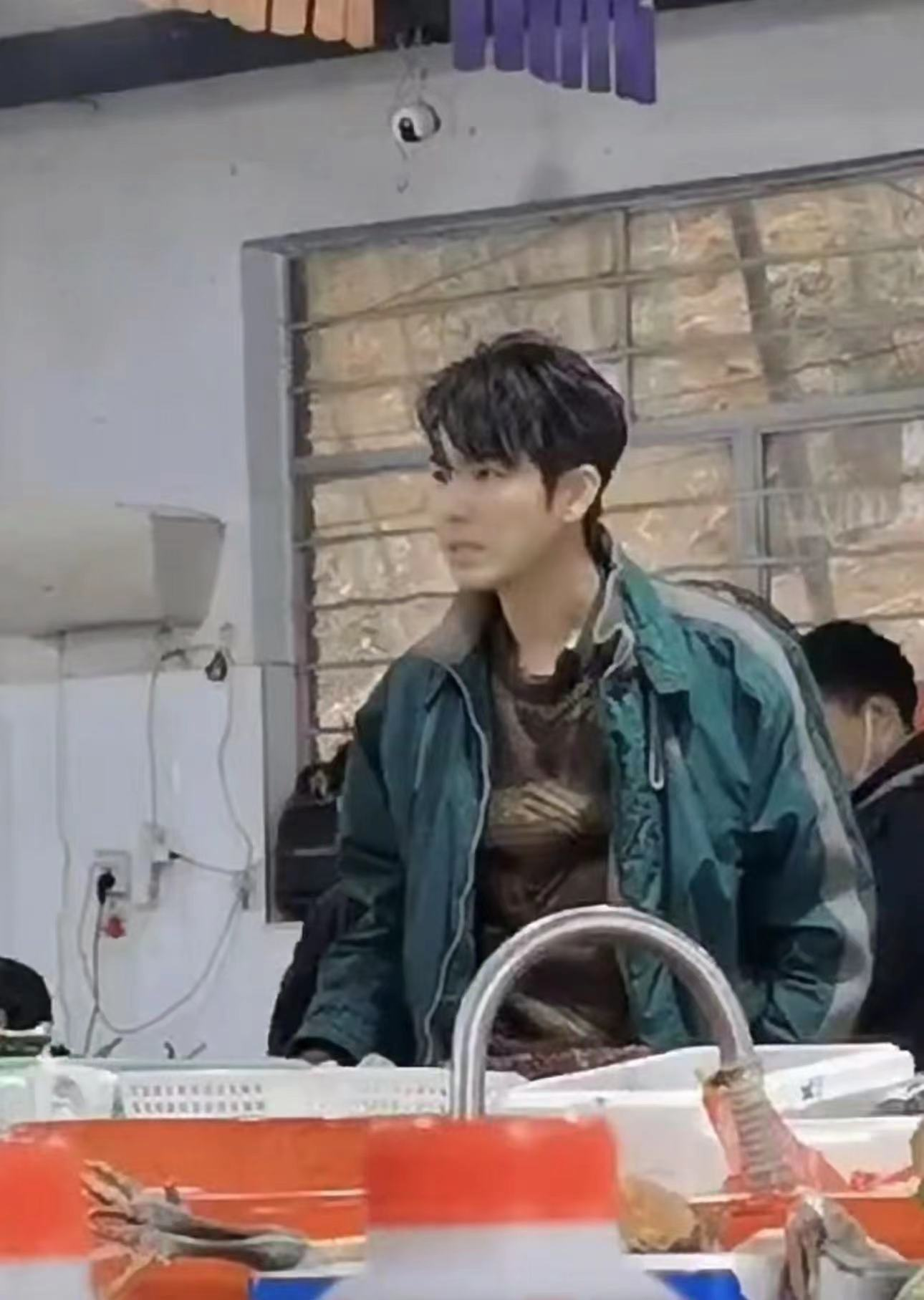 钟汉良|姚晨菜市场买菜背蛇皮袋，吃棒棒糖气场足，狂飙老默现场帅气杀鱼