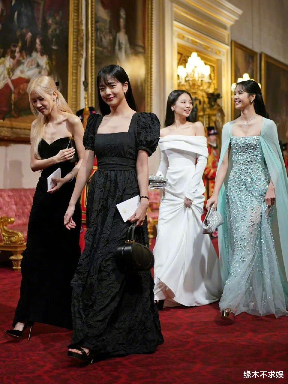 BLACKPINK出席白金汉宫宴会，Lisa礼裙勒出赘肉，位置太尴尬！