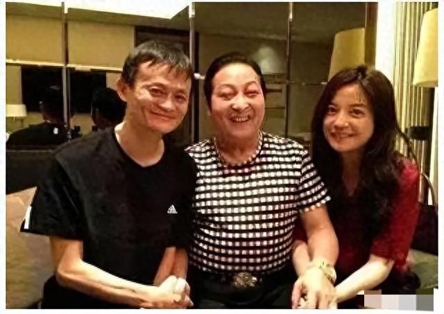 他曾为多位女星“床上开光”，与马云称兄道弟，李冰冰尊他为干爹