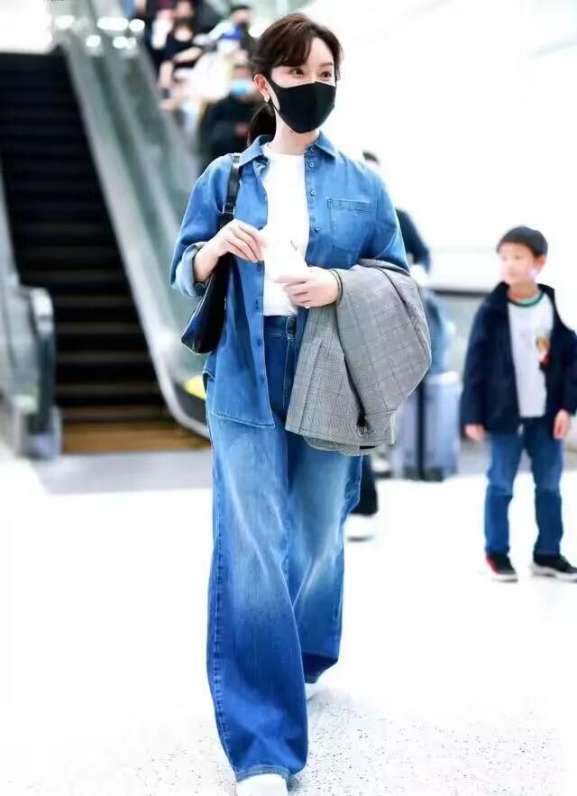 穿衣搭配 陈数厉害了,穿的裤子粗如“水桶”也不显胖,仿佛走路都带风